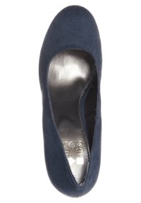 Tyrkysově modré semišové baletní boty s kulatou špičkou a hladkým interiérem. Mají minimální prošívání a lesklou stélku. Žádný viditelný kovový prvek.