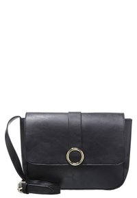 Černá kabelka z umělé kůže přes rameno s uzávěrem na klapku, zlatým kulatým kováním a nastavitelným popruhem. Hladký povrch a obdélníkový tvar.