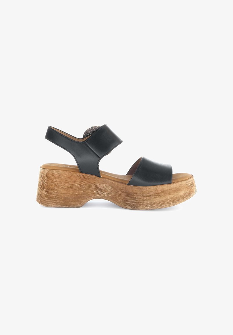 Sandale noire en cuir à bout ouvert avec larges brides et semelle compensée en bois, conçue pour un usage décontracté.