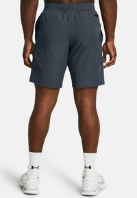 Under Armour UNSTOPPABLE - Pantalones montañeros cortos - downpour gray