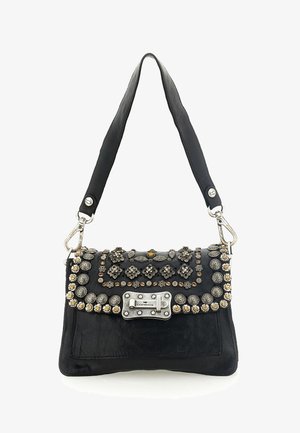 Borsa a mano in pelle nera con ferrature in tono argento ornate, impreziosita da borchie decorative e motivi floreali sulla patta di chiusura.