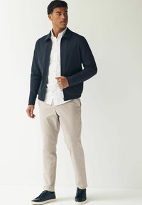 Next REGULAR FIT niebieski