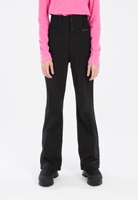 Zwarte technische skibroeken met een hoge taille, voorzien van twee knopen, een getailleerde pasvorm en een zachte textuur. Gedragen met een roze fleece top.