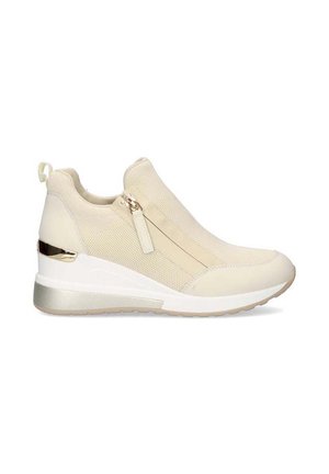 Zapatillas beige con tacón cuña, con paneles de malla, doble cremallera lateral y un acento metálico en el tacón. Textura suave en general.