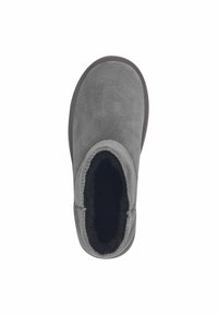 Botte chelsea en suède gris avec une doublure intérieure douce et un bout rond. Présente un design simple sans quincaillerie ni accents visibles.