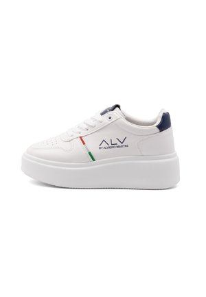 Weiße Leder-Sneaker mit einer Plattformsohle, die marineblaue Akzente und einen rot-grünen Streifen aufweist. Mit Logotext an der Seite verziert.
