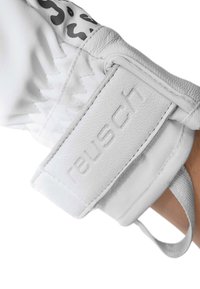 Witte keepershandschoen met een textuur leer palm, versterkte naden en een klittenbandsluiting met het geperste 'reusch' logo.