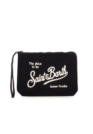 Pochette noire zippée avec dragonne et texte blanc indiquant « The place to be Saint Barth Summer Paradise » sur le devant.