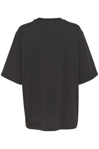 Zwart katoenen t-shirt met een ontspannen, oversized pasvorm. Korte mouwen en een simpele ronde hals. Soepele textuur, geen zichtbare patronen of graphics.