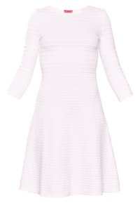 Robe blanche avec un motif en zigzag texturé, manches longues, col rond et une silhouette de jupe évasée. Fabriquée en tissu léger.