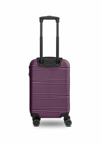 Kompakte lila Reisetasche mit gerippter Textur, schwarzem Zubehör, ausziehbarem Griff und vier Rädern für einfache Manövrierbarkeit.