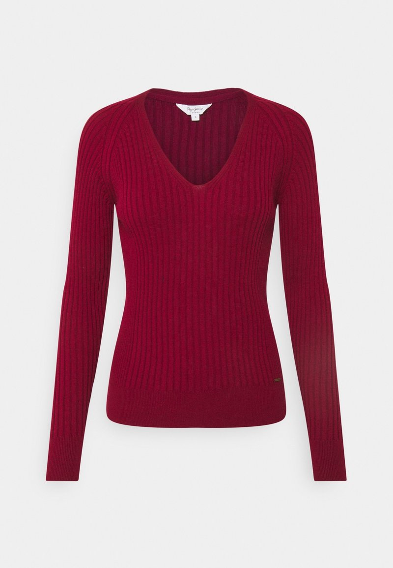 Pull en maille côtelée à manches longues de couleur rouge profond avec col en V et taille ajustée, présenté sur un fond blanc uni.