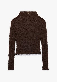 Top marrón de manga larga con tejido texturizado y arrugado, cuello alto y silueta ajustada, rematado en la cintura con bordes ondulados.
