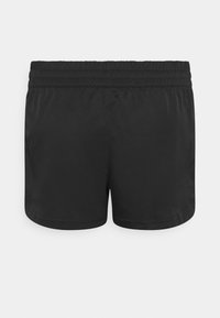 Shorts deportivos negros fabricados con una tela suave, con una cinturilla elástica, un corte simple y sin adornos ni bolsillos visibles.
