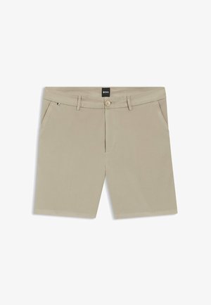Pantaloncini beige da uomo su misura con chiusura a bottone e cerniera, passanti per cintura, tasche laterali e un'etichetta del marchio nera sulla cintura.