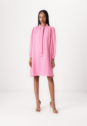 Rosa, langärmliges Kleid mit einer Bindeschleife, ausgestattet mit Puffärmeln und einem knielangen Saum. Hergestellt aus glattem, leichtem Stoff.