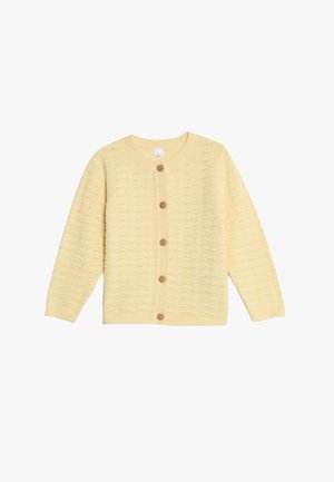 Gelbe Strickjacke mit Wellenmuster, langen Ärmeln und fünf Holzknöpfen entlang der Vorderseite. Rippenbündchen und Saum.