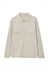 Giacca beige a maniche lunghe in tessuto morbido, con colletto aperto, chiusura con bottoni, due tasche sul petto e dettagli sui fianchi.