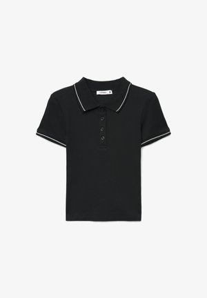 Polo nero realizzata in tessuto strutturato con colletto tradizionale, patta con cinque bottoni e dettagli bianchi su colletto e maniche.