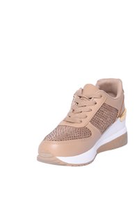 Sneaker beige con tomaia perforata, lacci piatti, collo imbottito e una suola spessa bianca e beige. Presenta dettagli dorati sul tallone.
