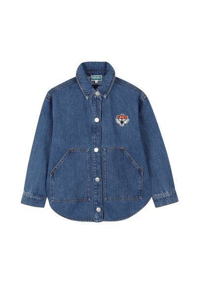 Veste en denim bleu moyen avec un devant à boutons, deux grandes poches avant et un patch brodé coloré sur la poitrine.