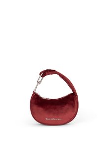 Borsa a spalla in velluto rosso a forma di mezzaluna, con hardware in argento e apertura con zip. Presenta un manico spesso e imbottito per maggiore comfort.
