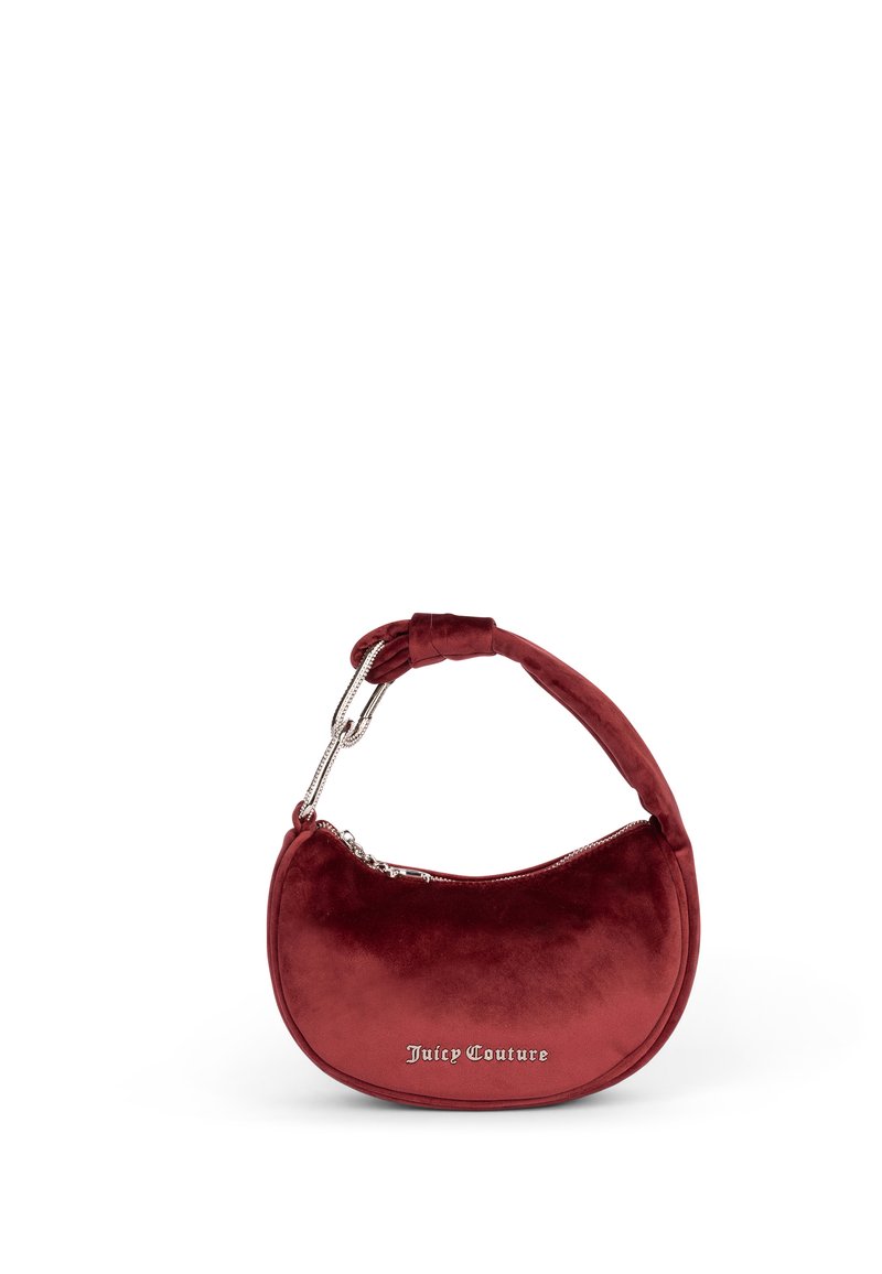 Borsa a spalla in velluto rosso a forma di mezzaluna, con hardware in argento e apertura con zip. Presenta un manico spesso e imbottito per maggiore comfort.