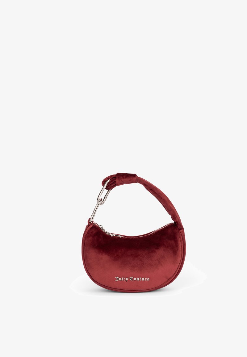 Sac à épaule en velours rouge, de forme en croissant, avec des accessoires en argent et une fermeture zippée sur le dessus. Il est doté d'une poignée épaisse et rembourrée pour plus de confort.