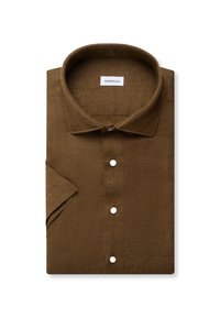 Chemise en lin marron à manches courtes pliée avec boutons blancs et col classique sur fond blanc.