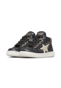 Sneaker neri per bambini con occhielli dorati, stella glitterata d'oro, piccole borchie, zip laterale e suole in gomma bianca.