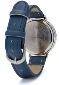 Montre avec bracelet en cuir bleu présentant un dos en acier inoxydable avec des détails gravés. Texture de surface lisse et raffinée avec une boucle en métal.