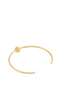 Pulsera de cuff dorada con un diseño delgado y abierto, que presenta un extremo redondeado y un acento texturizado que asemeja un patrón de explosión solar.
