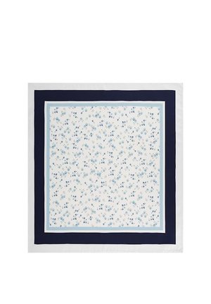 Kwadratowa chusta z małym niebieskim kwiatowym wzorem w centrum, obramowana szerokimi jasnoniebieskimi i ciemnogranatowymi ramkami na białym tle.