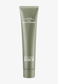 Groene tube van Doctor Babor Clay Multi-Cleanser, met witte tekst en een gladde matte afwerking, met een verzegelde top voor dosering.