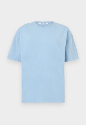 Hellblaues Kurzarm-T-Shirt aus Baumwolle mit rundem Ausschnitt und lockerem, ungeformtem Schnitt. Glatte Textur, minimalistisches Design.