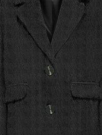 Blazer nero strutturato con colletto a punta, due tasche frontali e tre bottoni con delicato lucido. Realizzato in un materiale morbido.