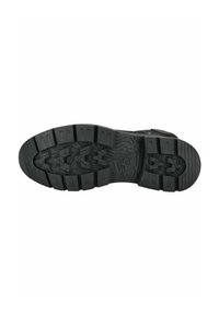 Suela de zapato de goma negra con surcos profundos y patrones de tracción. Cuenta con un tacón ligeramente elevado y una superficie texturizada para mayor agarre.