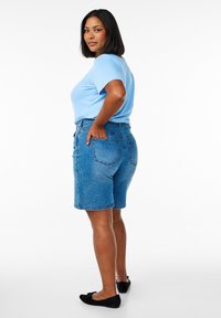 Zizzi FLASH - MIT HOHER TAILLE - Shorts di jeans - light blue denim