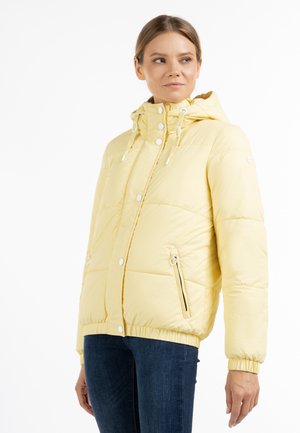 Geel gewatteerde pufferjack met een capuchon, elastische manchetten en ritszakken aan de zijkant; heeft drukknoopsluiting en een glanzende afwerking.
