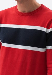 Rode trui met horizontale strepen in marineblauw en wit. Close-up van de geribde halslijn en zachte textuur.