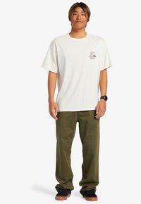 Quiksilver WILDE  - Chino kalhoty - grape leaf