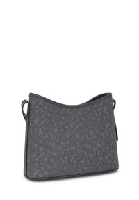 Bolso de hombro gris con un patrón texturizado, que presenta bordes curvados y una sola correa. Fabricado con un material resistente y con un acabado suave.