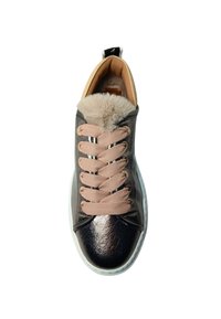 Sneaker met een bovenwerk van donker metallic leer, roze elastische veters en een nepbont kraag. Witte rubberen zool, ronde neus, slank ontwerp.