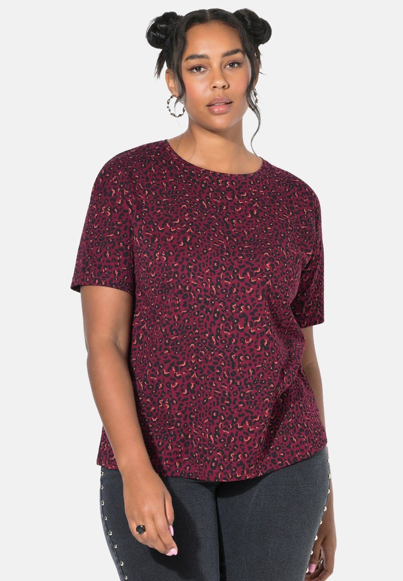 T-shirt a maniche corte color bordeaux con motivo a stampa leopardata nera. Tessuto morbido con vestibilità rilassata. Collo a giro e dettagli discreti sull'orlo laterale.