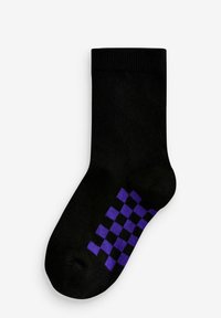 Calzino nero con un motivo a scacchi viola alla caviglia. Texture liscia, lunghezza midi e design della cuffia a coste per una vestibilità aderente.