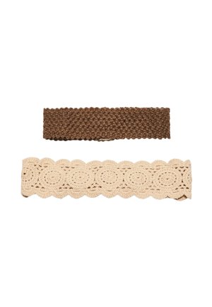 Dve háčkované čelenky na bielom pozadí: jedna jednofarebná hnedá s hustým väzbou, jedna béžová s kruhovým kvetinovým čipkovaným vzorom.