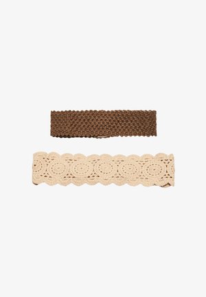 Dve háčkované čelenky na bielom pozadí: jedna jednofarebná hnedá s hustým väzbou, jedna béžová s kruhovým kvetinovým čipkovaným vzorom.