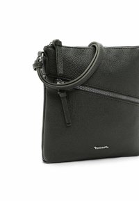 Dunkelgrüne Leder-Crossbody-Tasche mit Reißverschluss und geprägtem Logo; verfügt über eine strukturierte Oberfläche und einen verstellbaren Trageriemen.