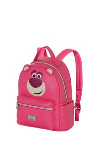 Mochila sintética rosa con un diseño redondeado que presenta un gráfico de cara de oso, un bolsillo frontal con cremallera y dos correas de hombro ajustables.