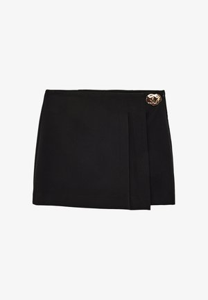 Mini gonna nera in tessuto liscio, con dettaglio a piega e accento decorativo in metallo dorato sull'anca.